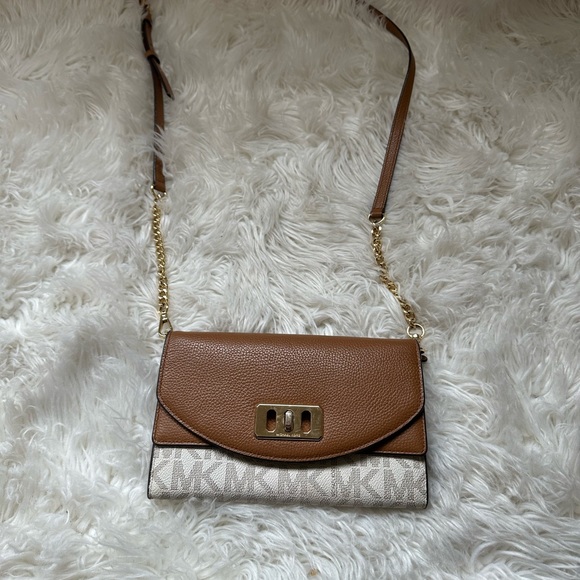 Michael kors crossbody - Picture 1 of 3